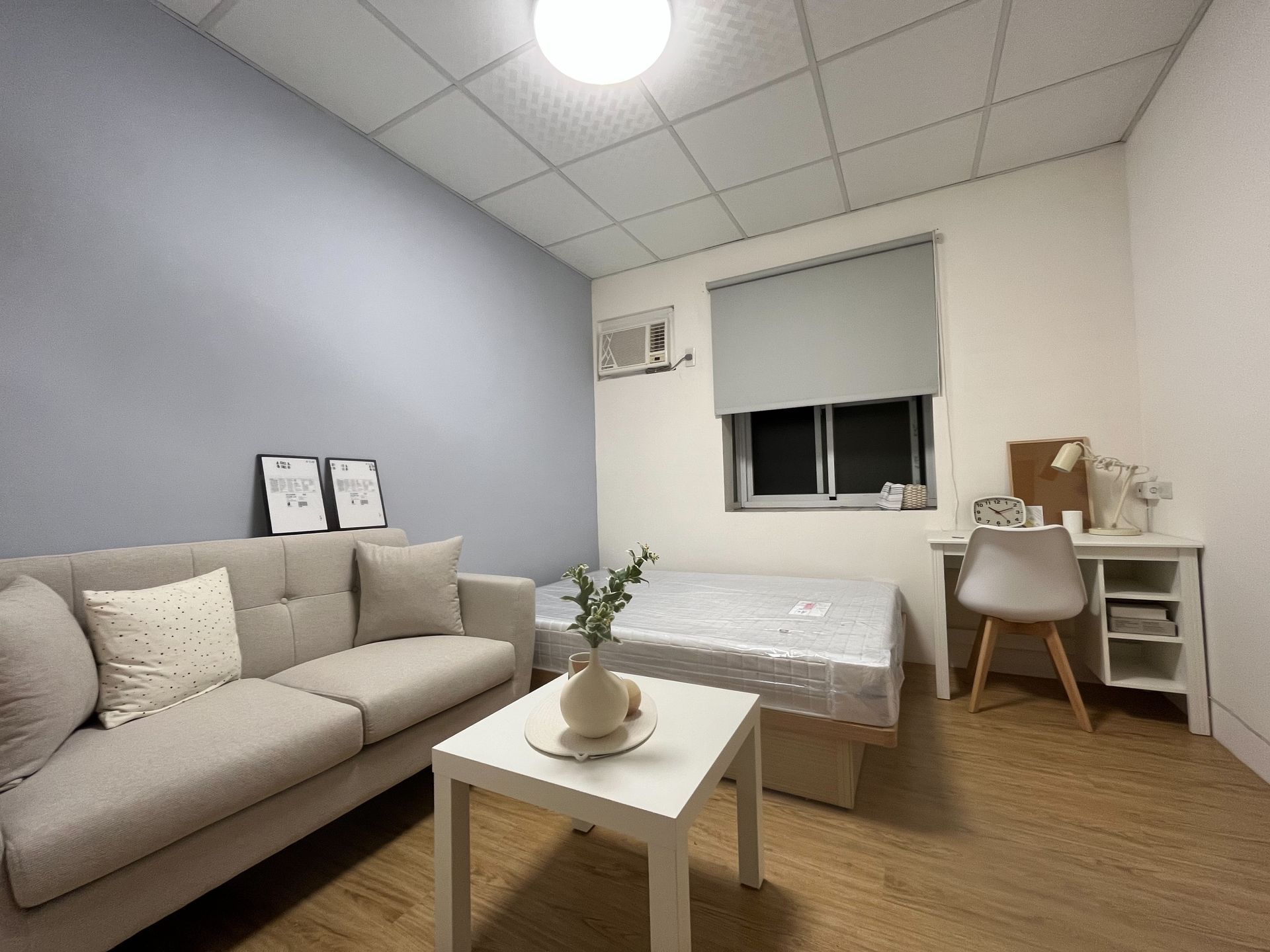 客廳裡有沙發、桌子、椅子和床。