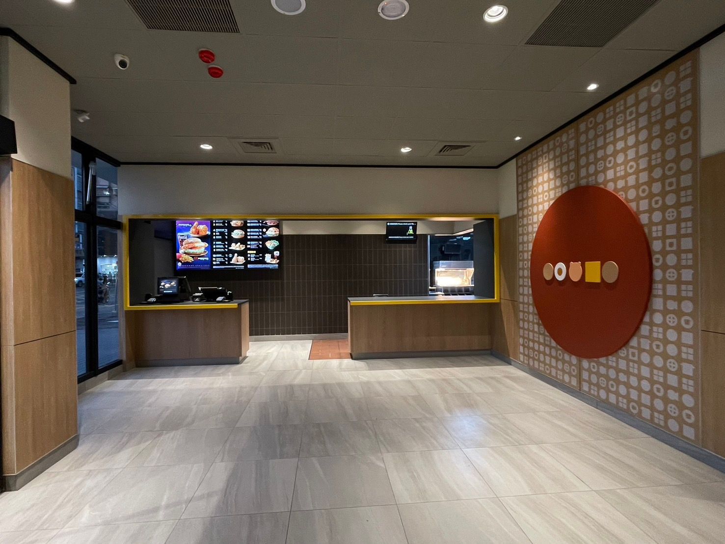 一家餐廳，牆上有一個紅色的大圓圈，上面寫著：