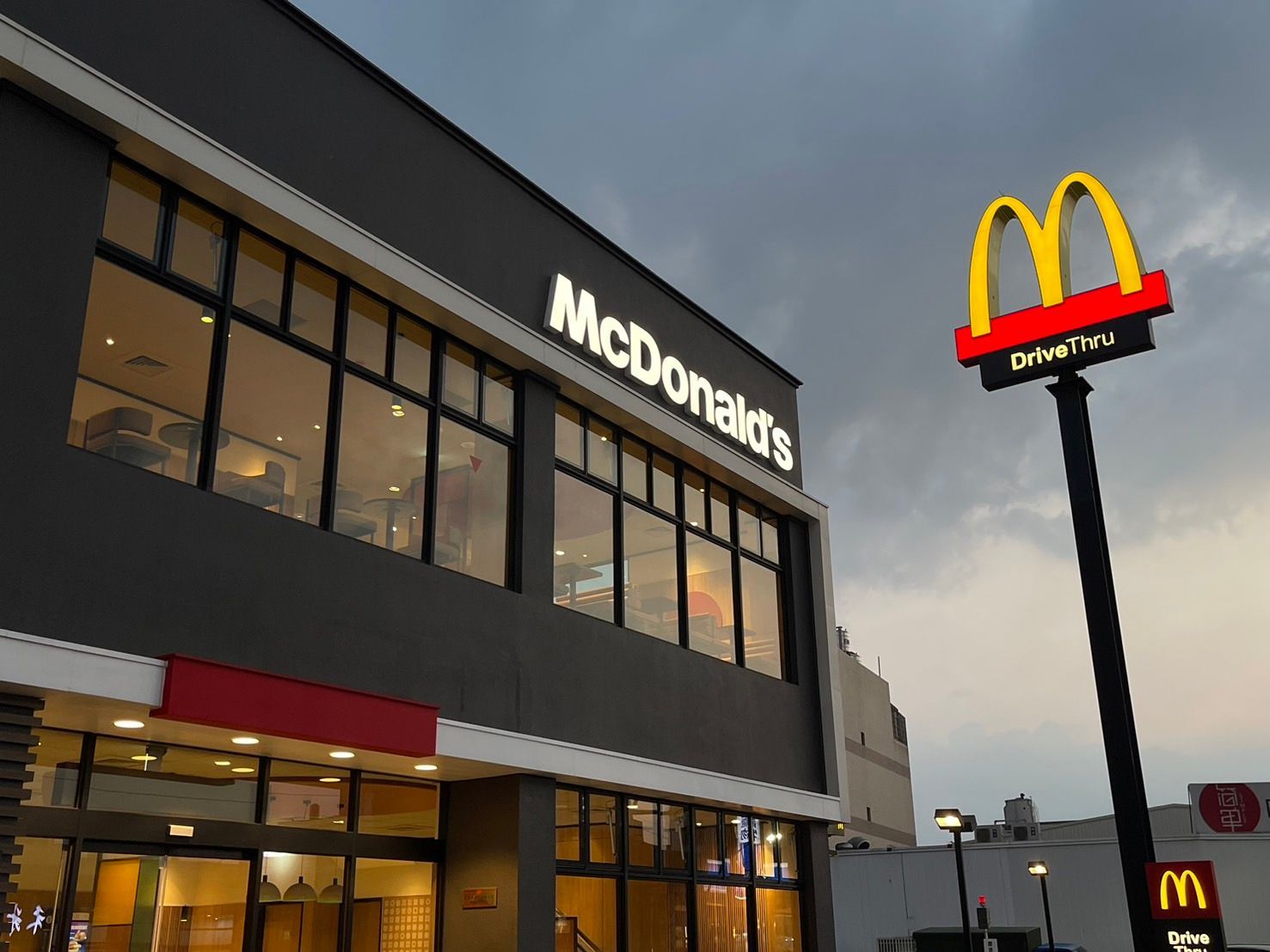 一家麥當勞餐廳，前面有一個巨大的麥當勞標誌。