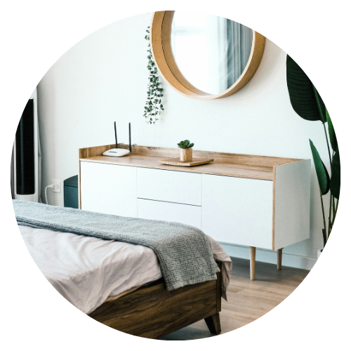 一間臥室,配有床、梳妝台和鏡子。