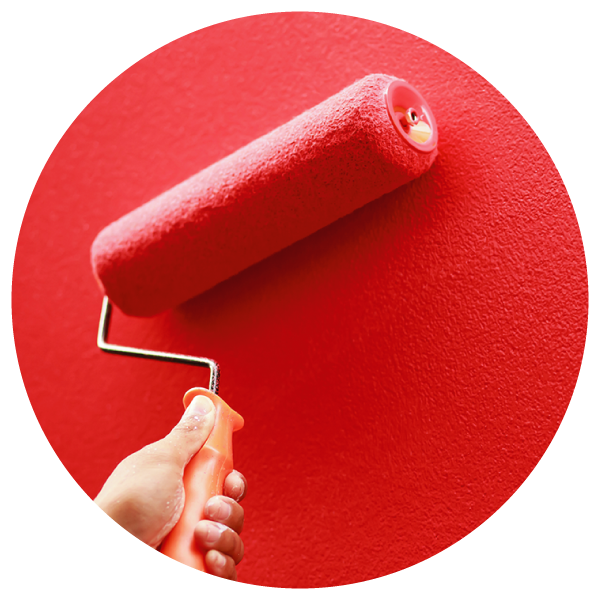 一個人正在用滾筒粉刷紅牆