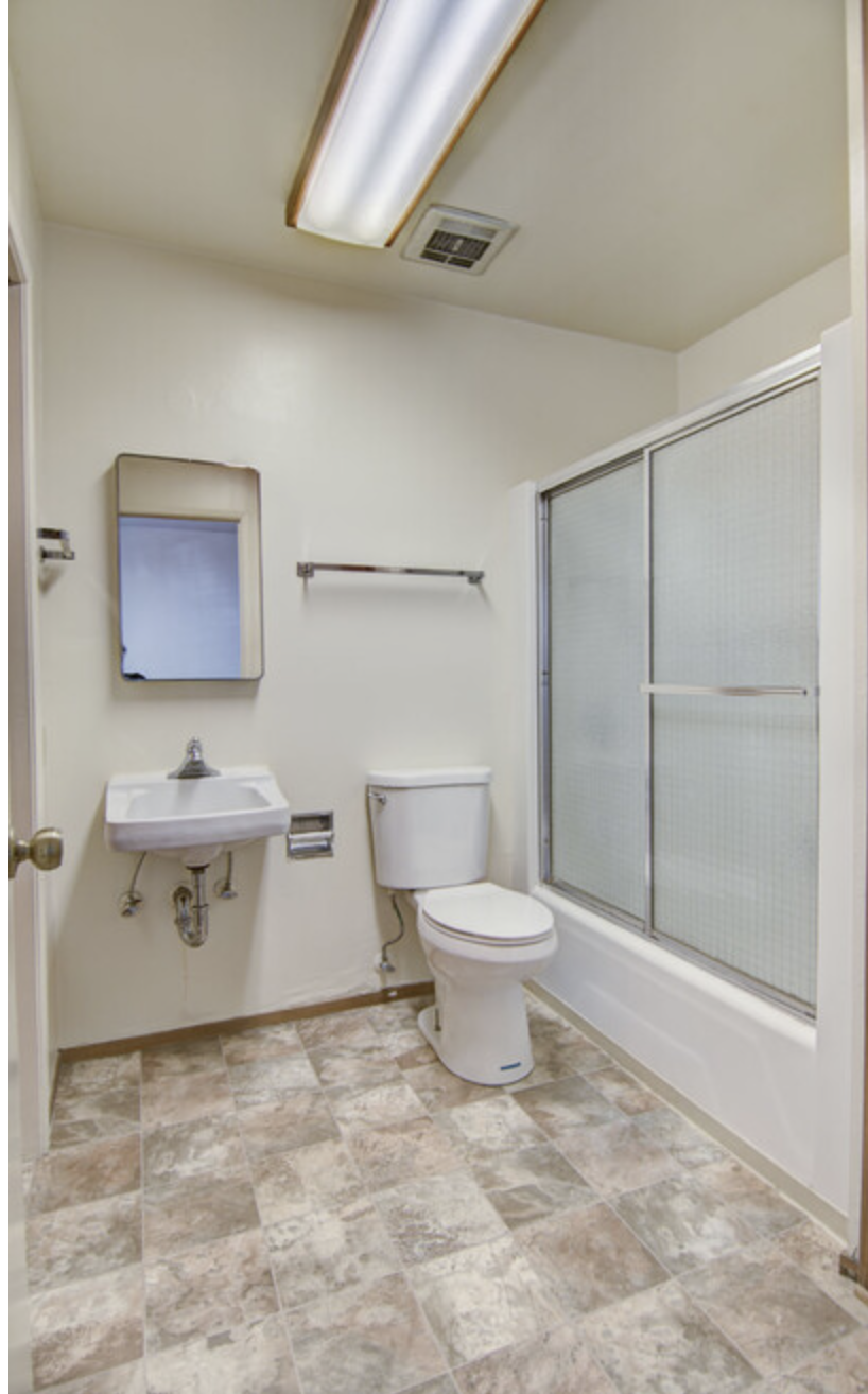 Cypress Greens Studio bathroom