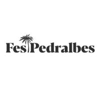 Un logotipo en blanco y negro para Fez Pedralbes con una palmera.