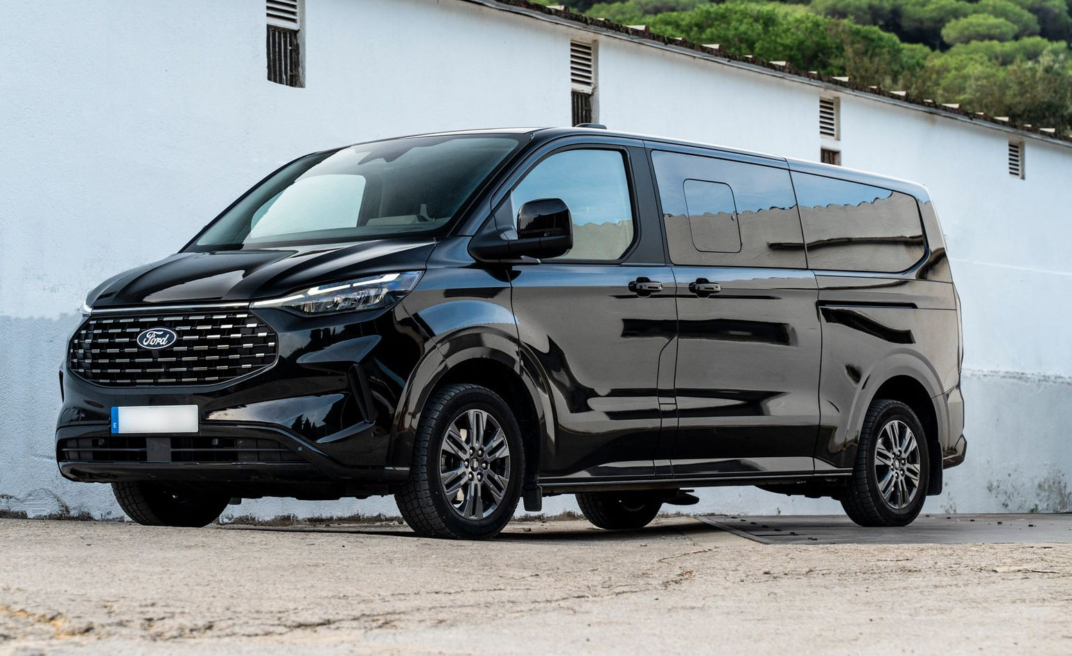 Furgoneta Ford Tourneo Custom 
Alquiler sin conductor 8 plazas + carga