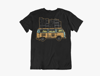 Una camiseta negra con una furgoneta amarilla encima.