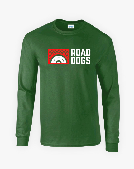 Una camisa verde de manga larga que dice perros de la carretera