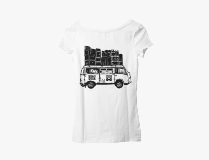 Una camiseta blanca con la imagen de una furgoneta con equipaje en el techo.