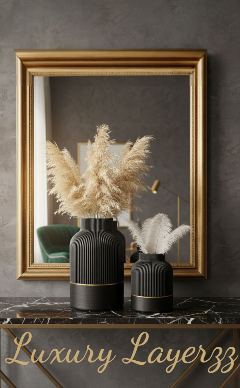 Twee zwarte vazen ​​met pampasgras op een marmeren tafel, omlijst door een gouden spiegel.