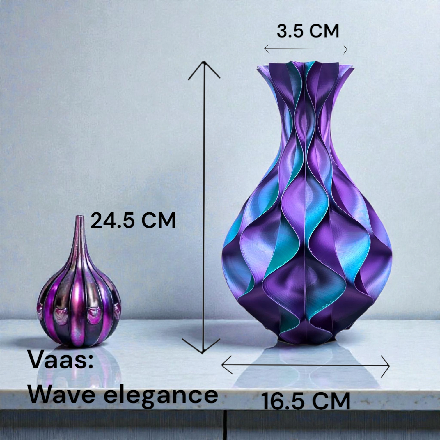 Twee Wave Elegance vazen in iriserend paars en turquoise, met de afmetingen aangegeven, tentoongesteld op een lichte ondergrond.