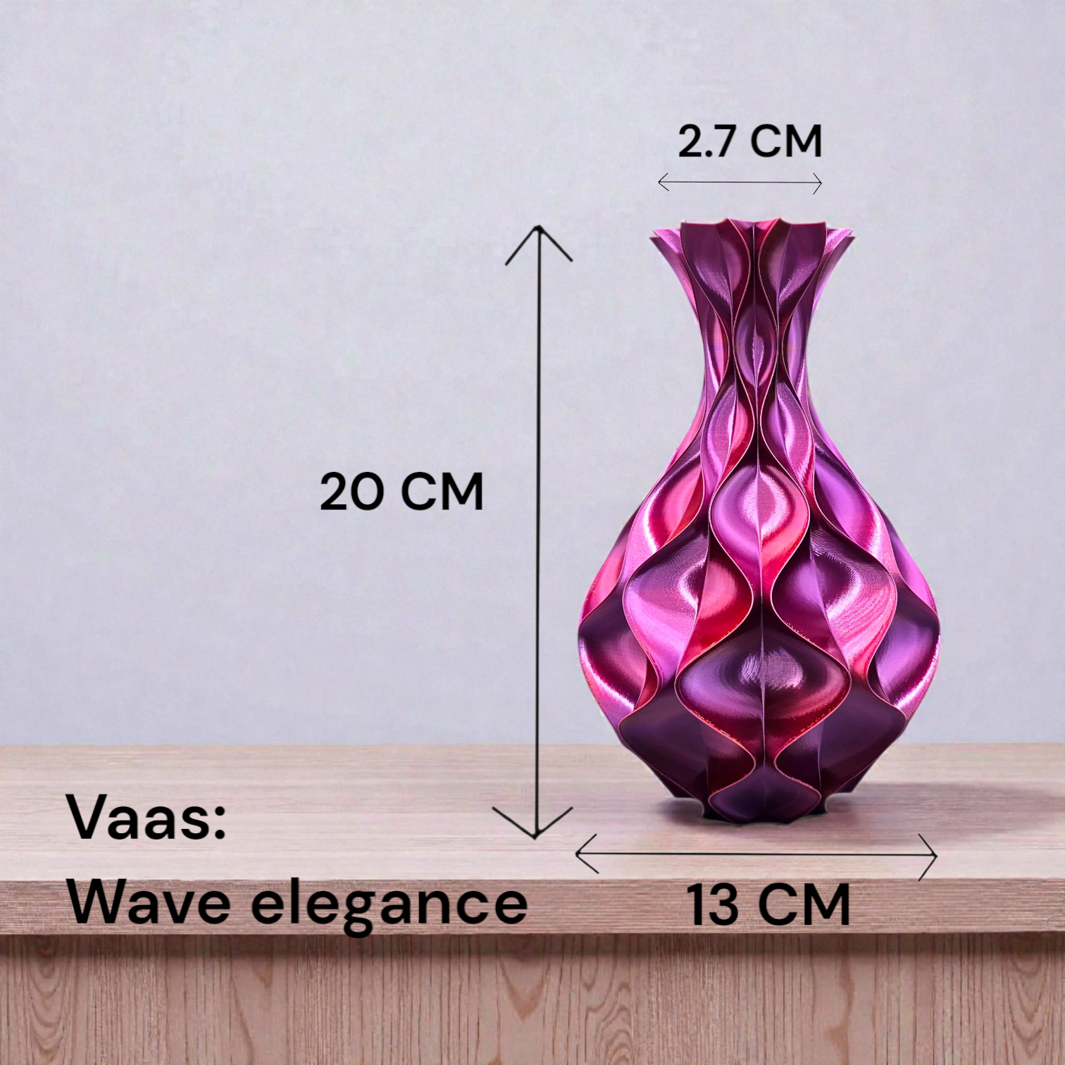 Een vaas met een magenta en paarse textuur, met het opschrift