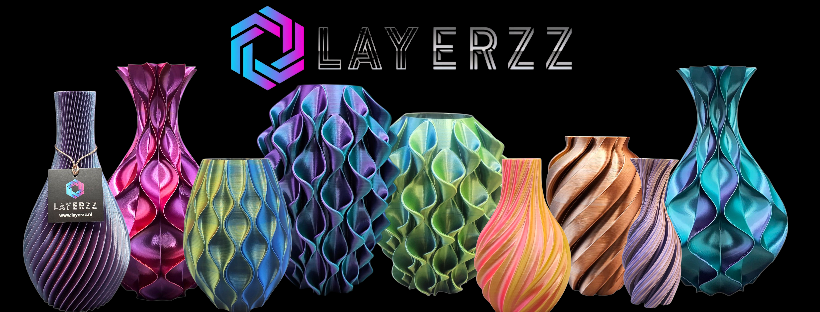 Een verzameling kleurrijke, geometrisch vormgegeven 3D-geprinte vazen, geplaatst tegen een zwarte achtergrond met een logo.