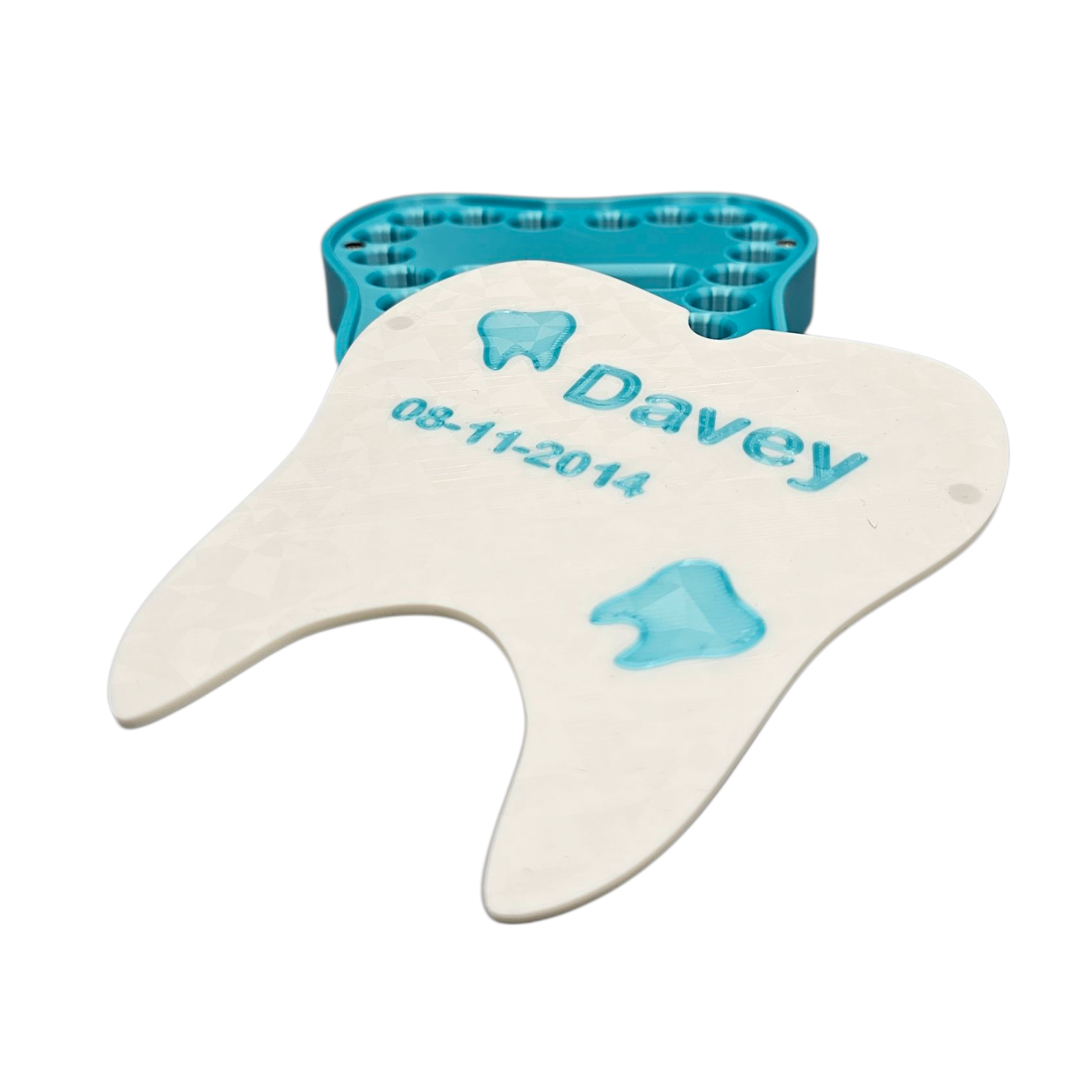 Een wit, tandvormig bewaardoosje met roze accenten, gepersonaliseerd met de naam 