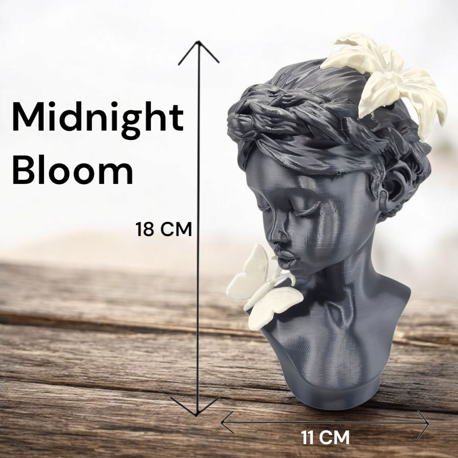 Zwart-wit buste van een vrouw met bloemaccenten, rustend op een gouden ondergrond, vaas op de achtergrond.