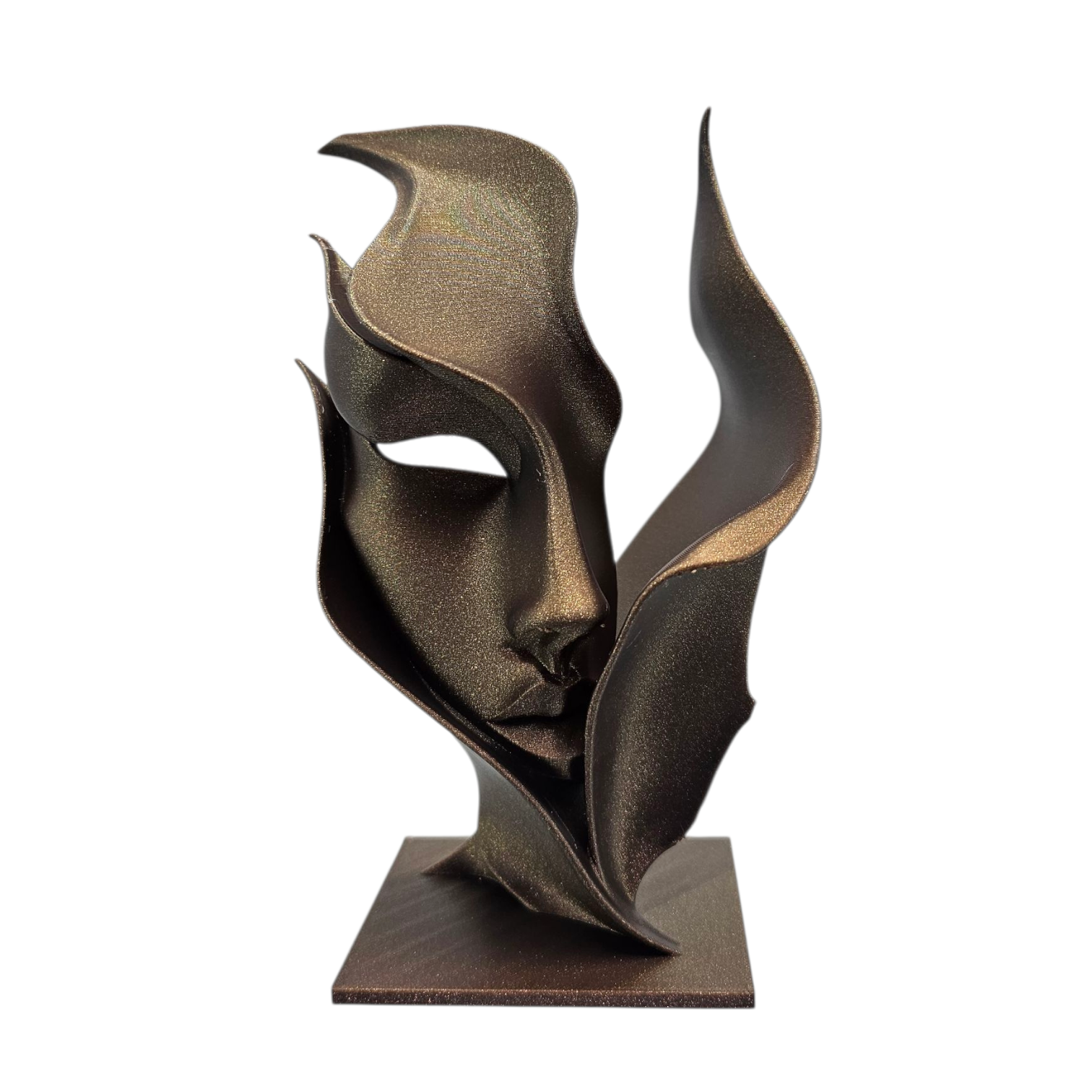 Een abstracte sculptuur in bronskleur, voorstellende een gezicht omlijst door vloeiende, organische vormen, op een donkere vierkante sokkel.