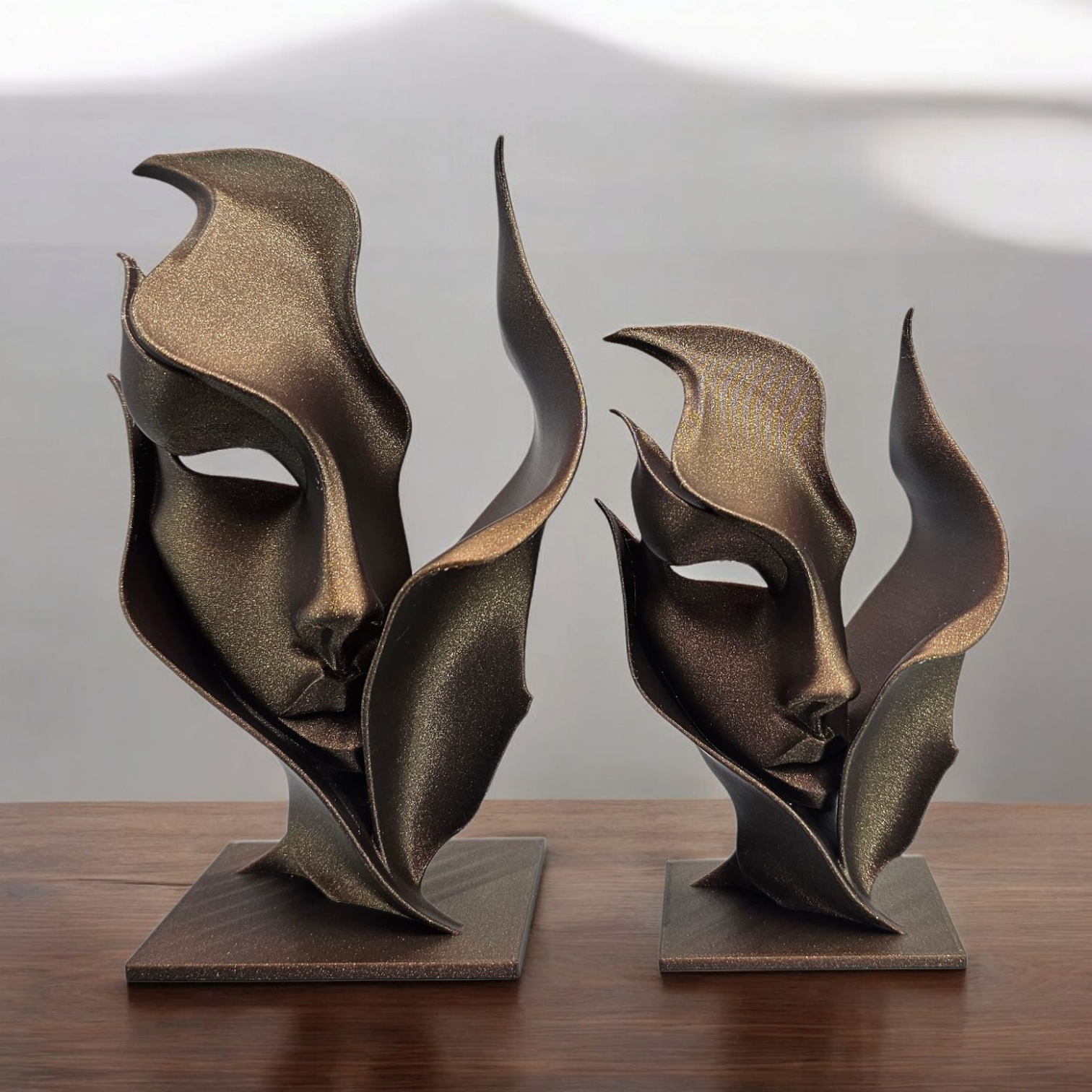 Een abstracte sculptuur in bronskleur, voorstellende een gezicht omlijst door vloeiende, organische vormen, op een donkere vierkante sokkel.