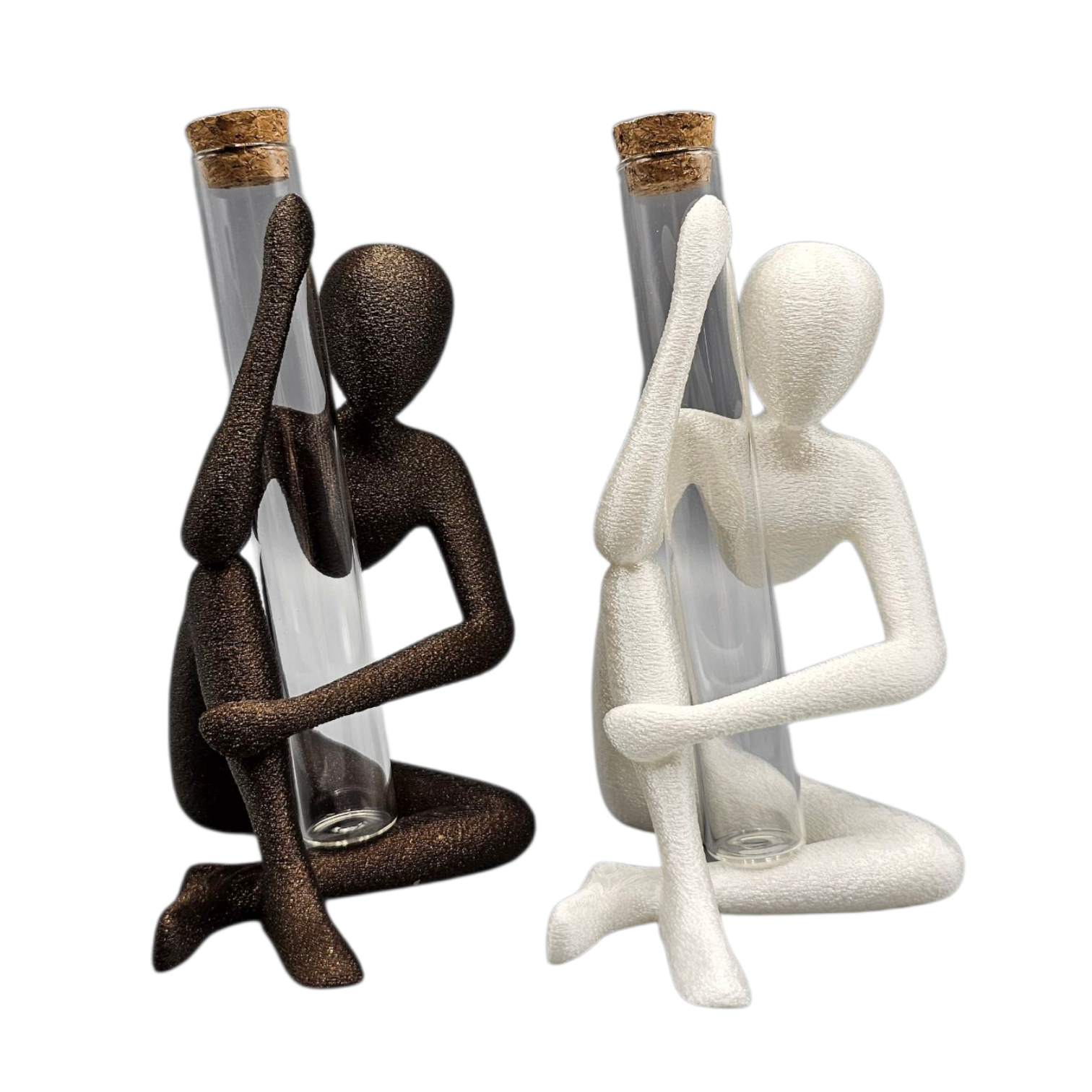 Twee abstracte mensfiguren, een bruin en een wit, die doorzichtige glazen buizen met kurken vasthouden.