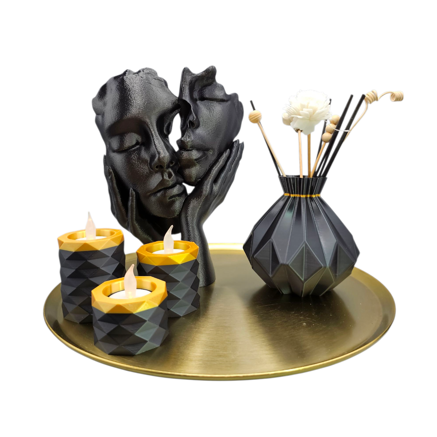 Zwarte geometrische vaas met gedroogde bloemen, 14 cm hoog en 13 cm breed, op een marmeren ondergrond.