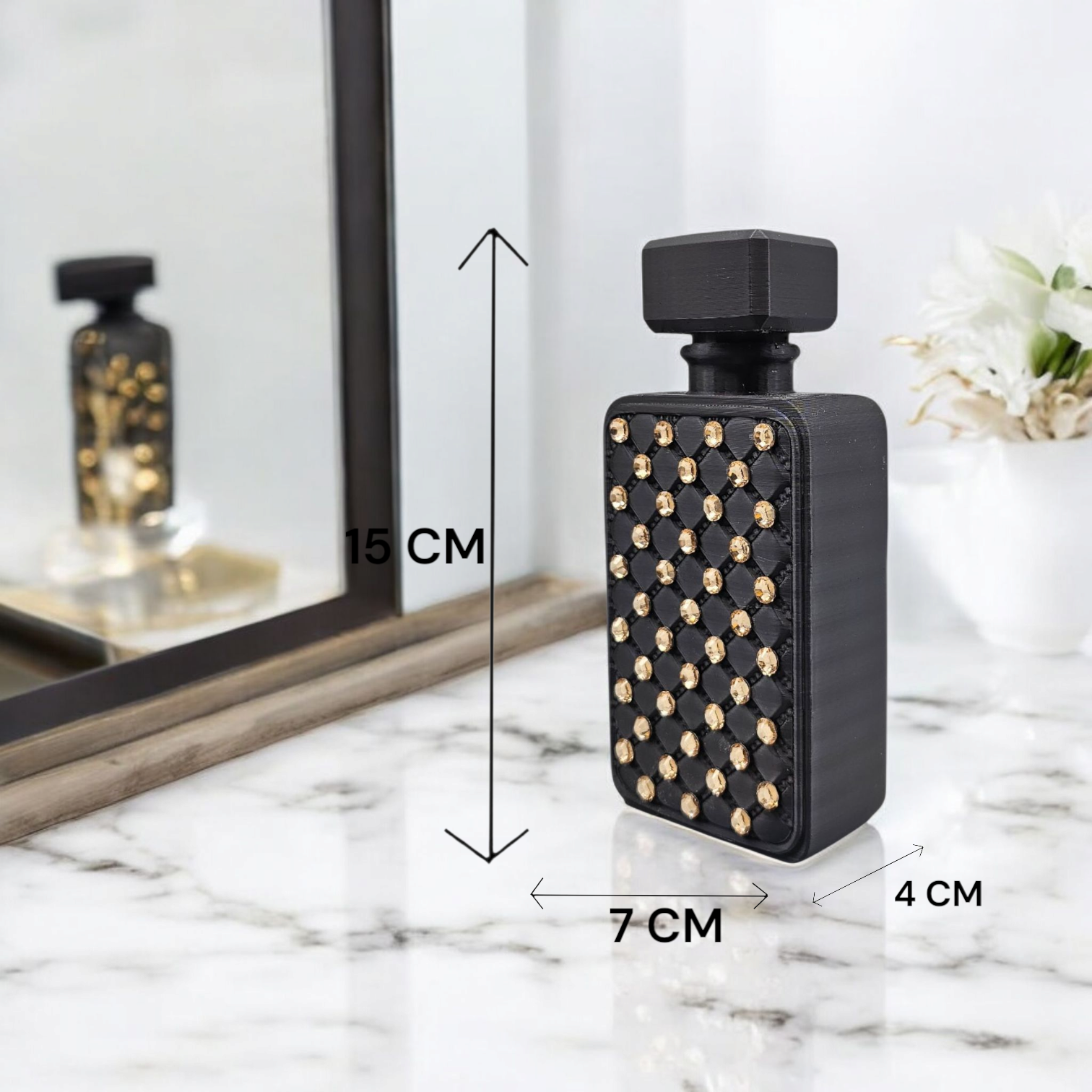 Zwarte parfumfles met gouden accenten op een marmeren ondergrond; afmetingen: 15 cm x 7 cm x 4 cm.
