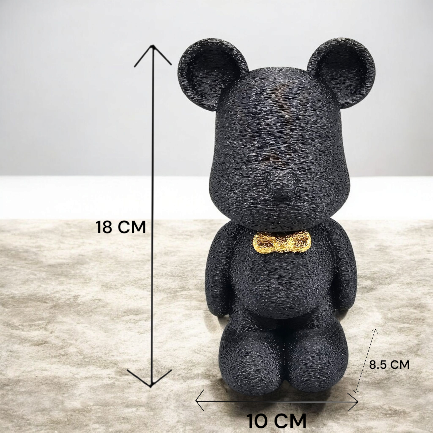 Een zwart, met juwelen versierd beertje op een gouden dienblad met een kaars, bloemenstokjes en een met steentjes bezette parfumverspreider, in een luxueuze omgeving.