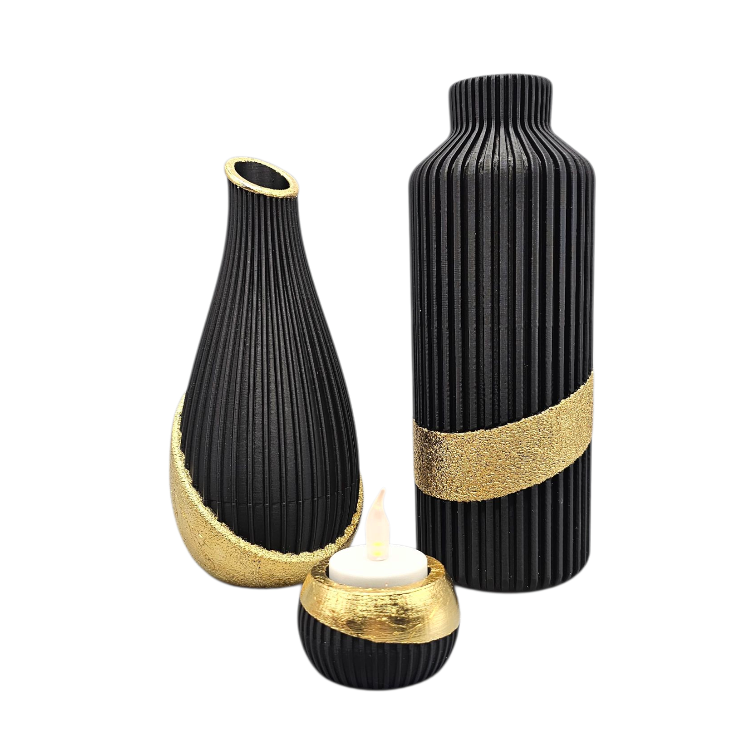 Zwarte vaas met gouden rand en pampasgras, zwart abstract gezichtsbeeldje op gouden dienblad.