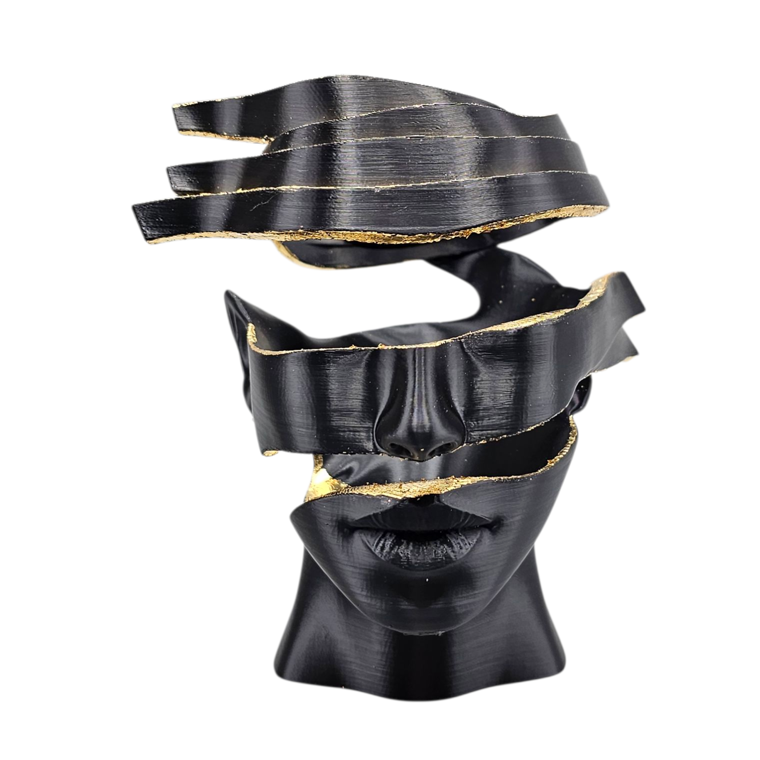 Decoratieve voorwerpen: een zwart-gouden vaas, een gebeeldhouwd gezicht, een kandelaar op een gouden dienblad.