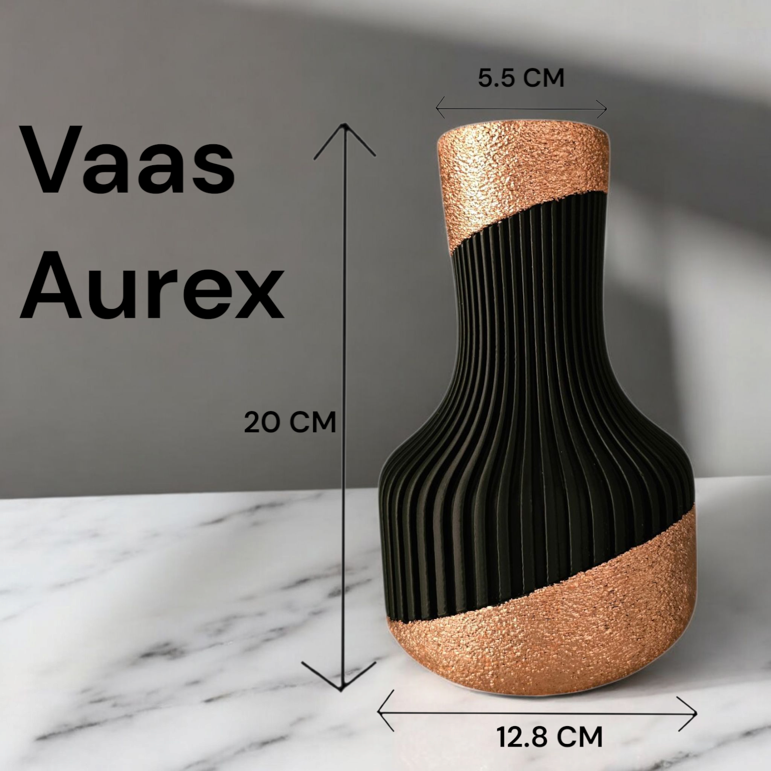 Zwarte en gouden vaas met verticale ribbels en een gestructureerde afwerking. Gelabeld met 