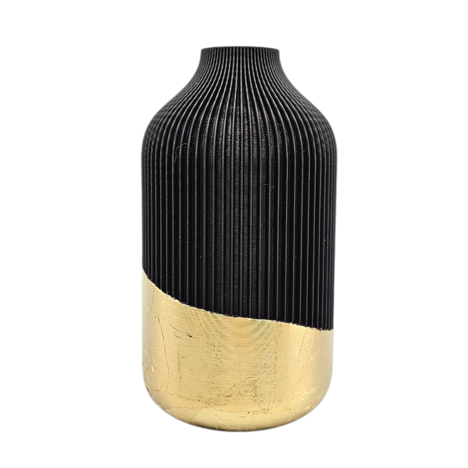 Zwart-gouden decoratie op een marmeren tafel met lamp en gordijn als achtergrond.