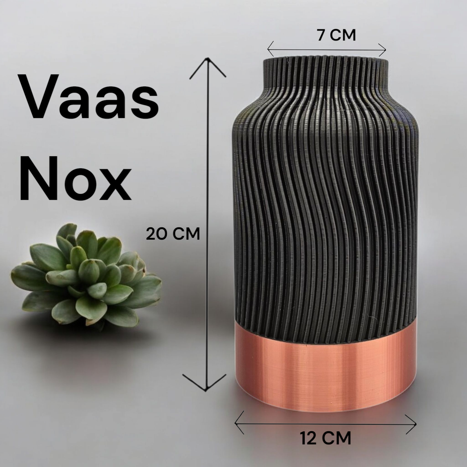 Zwarte vaas met koperen voet, gevuld met pampasgras, op een houten ondergrond.