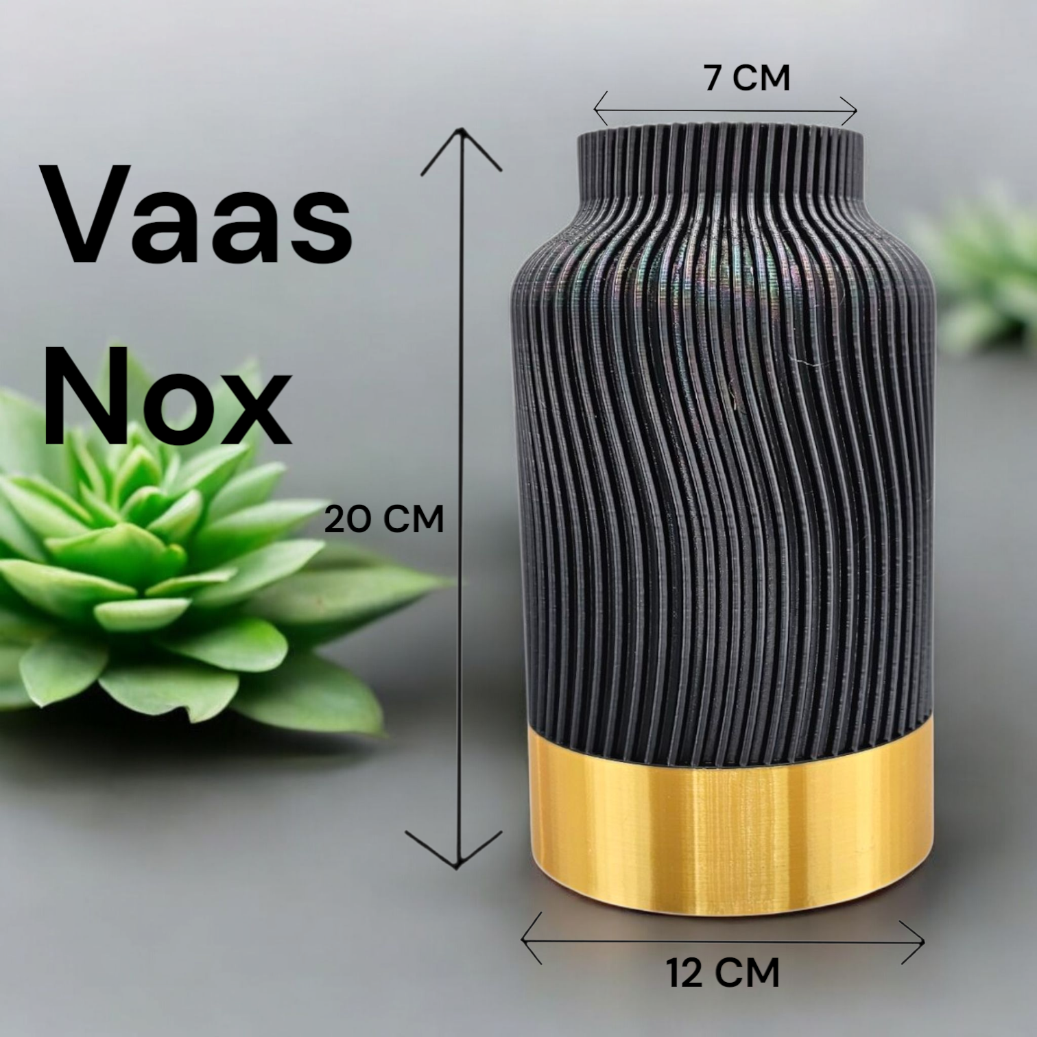 Zwarte en gouden vaas met pampasgras, twee kaarsen op een ronde tafel; neutrale woonkamer.