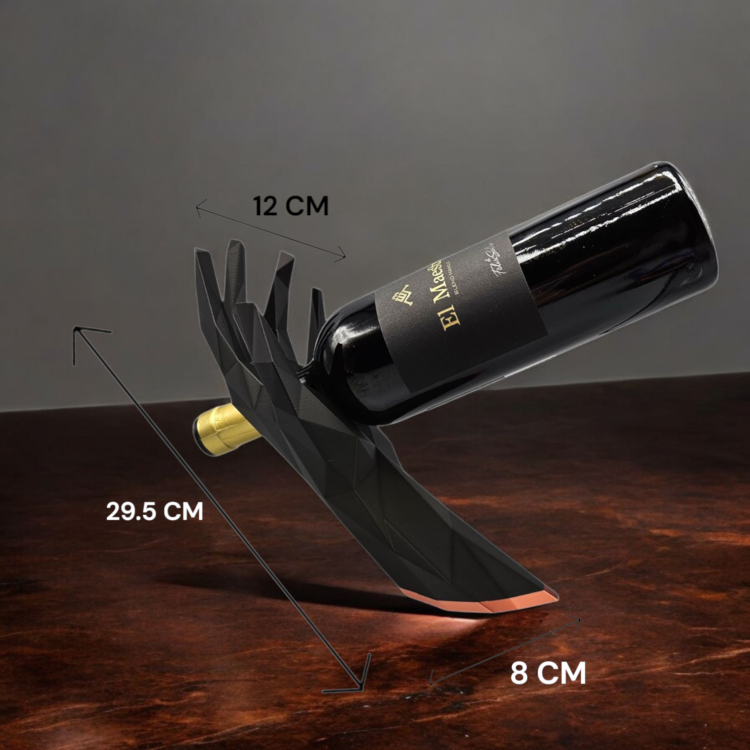 Een aanrecht in de keuken met een vaas met pampasgras, kaarsen en een wijnfleshouder.