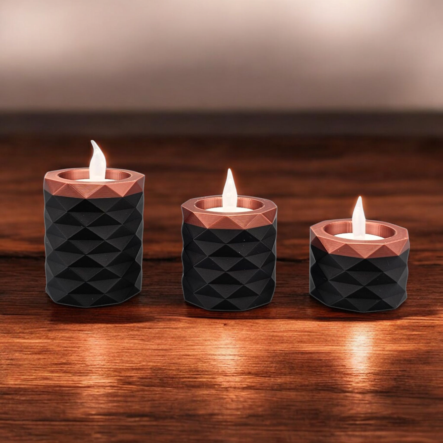 Drie decoratieve kandelaars met flikkerende vlammen op een houten voetstuk. Zwarte, facetgeslepen voetstukken, koperen randen.