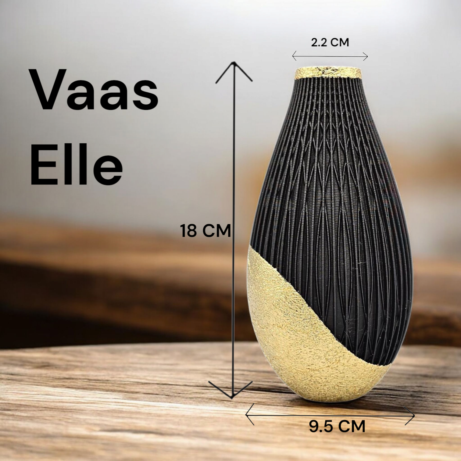 Zwarte en gouden vaas, druppelvormig, 18 cm hoog, op een houten ondergrond.