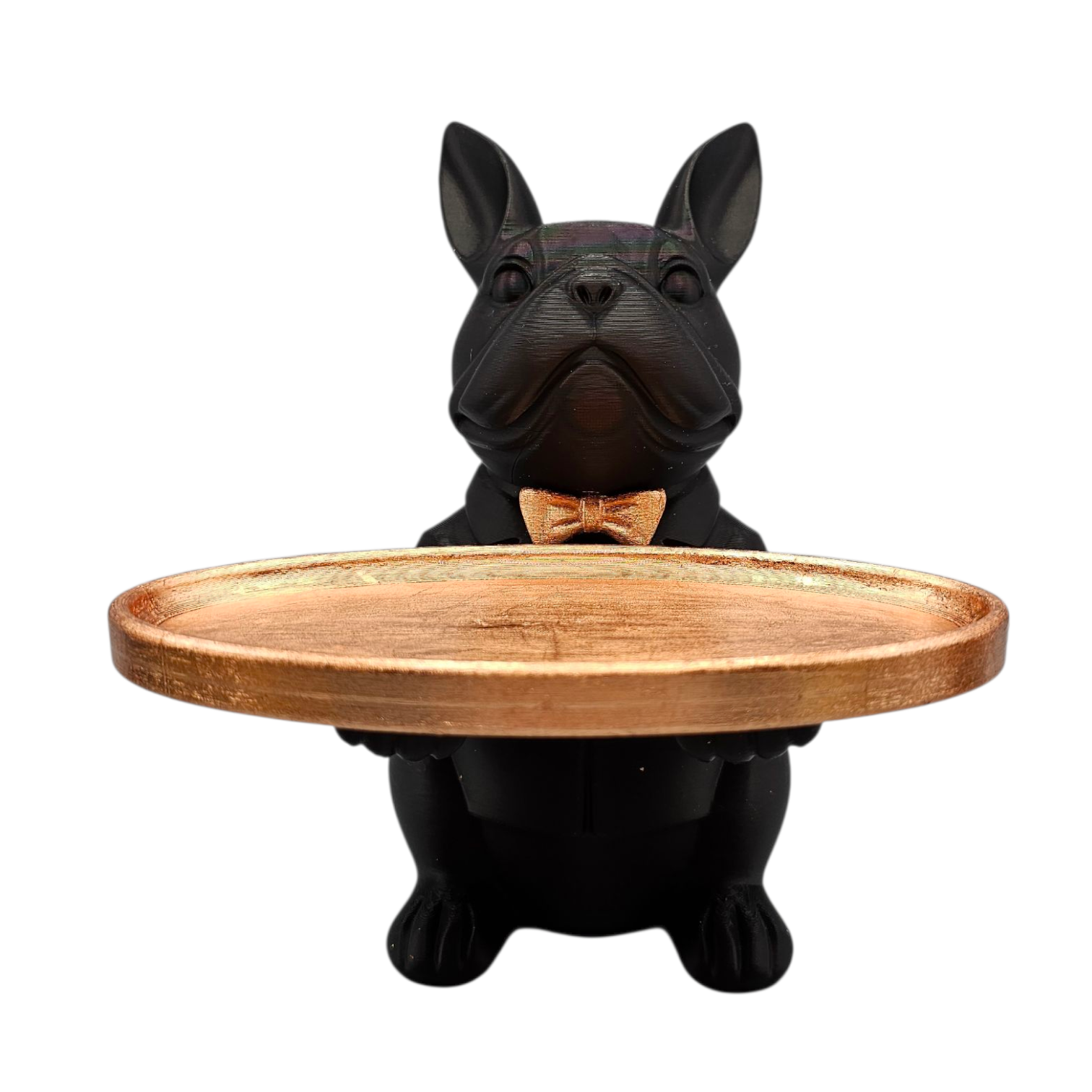 Een beeld van een zwarte bulldog die een gouden dienblad met zeep en een rasp vasthoudt; decoratieve vazen ​​op de achtergrond.