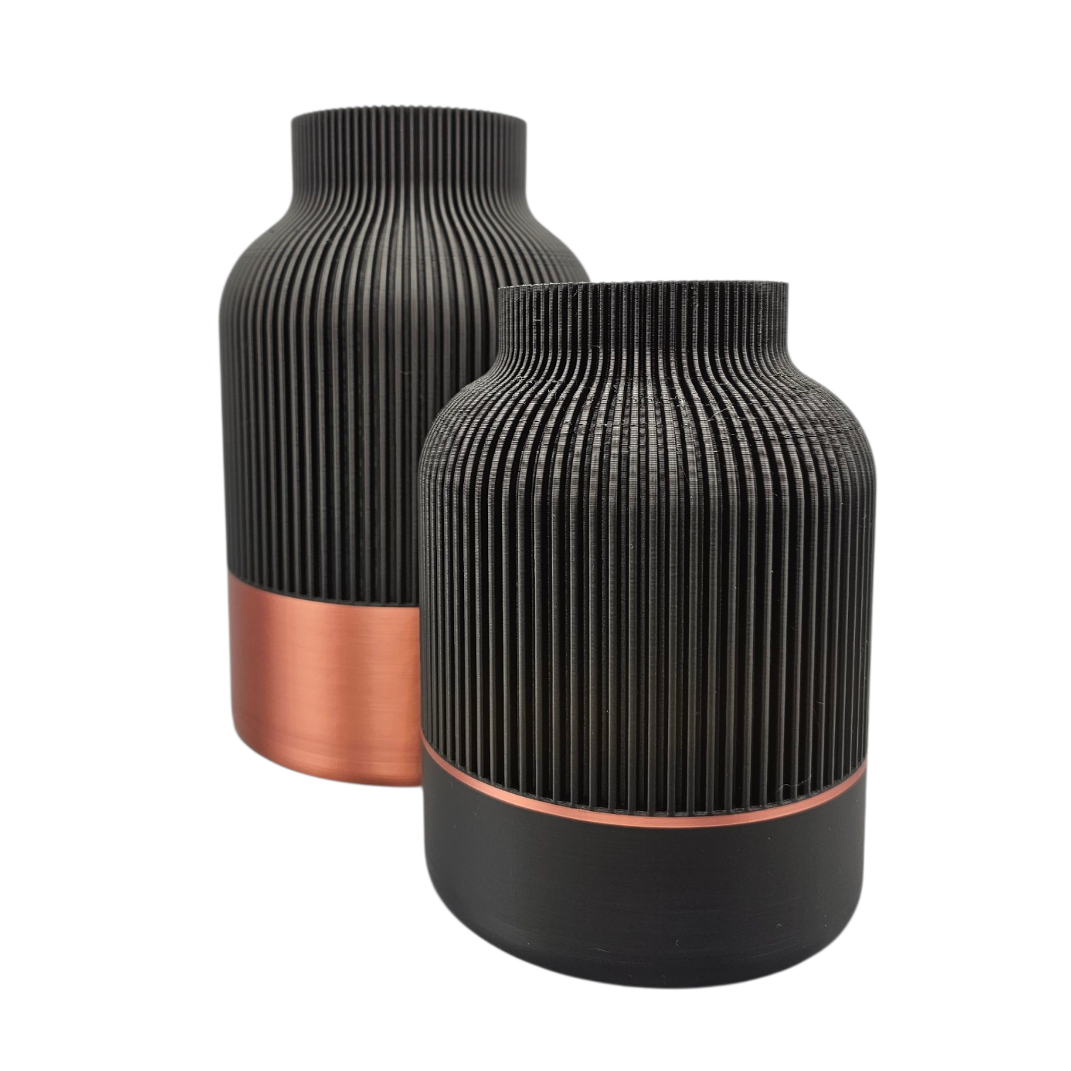 Een zwarte en koperen vaas met gedroogde planten op een houten plank, naast boeken en een vogelbeeldje, met een ronde spiegel.