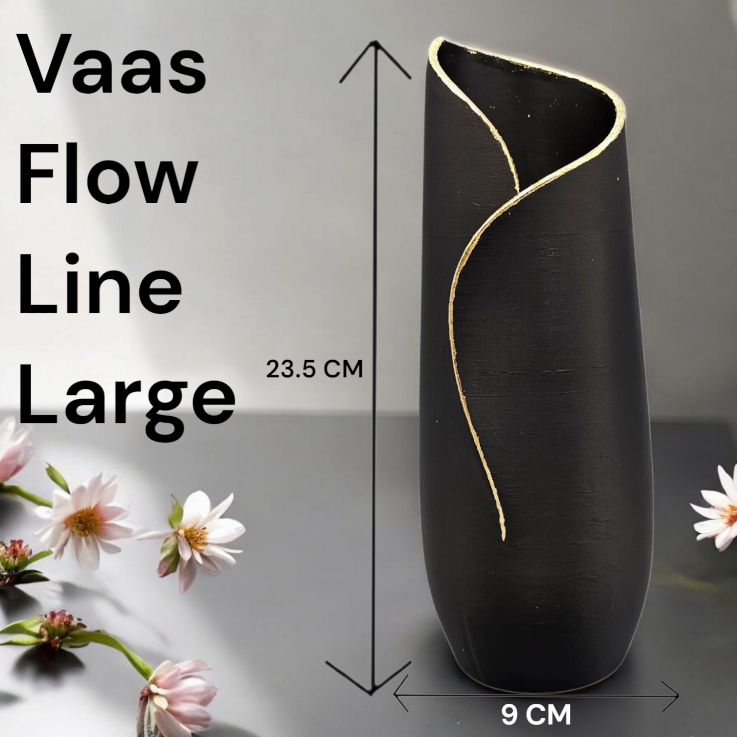 Zwarte vaas met gedroogde bloemen op een houten tafel, beige bank op de achtergrond.