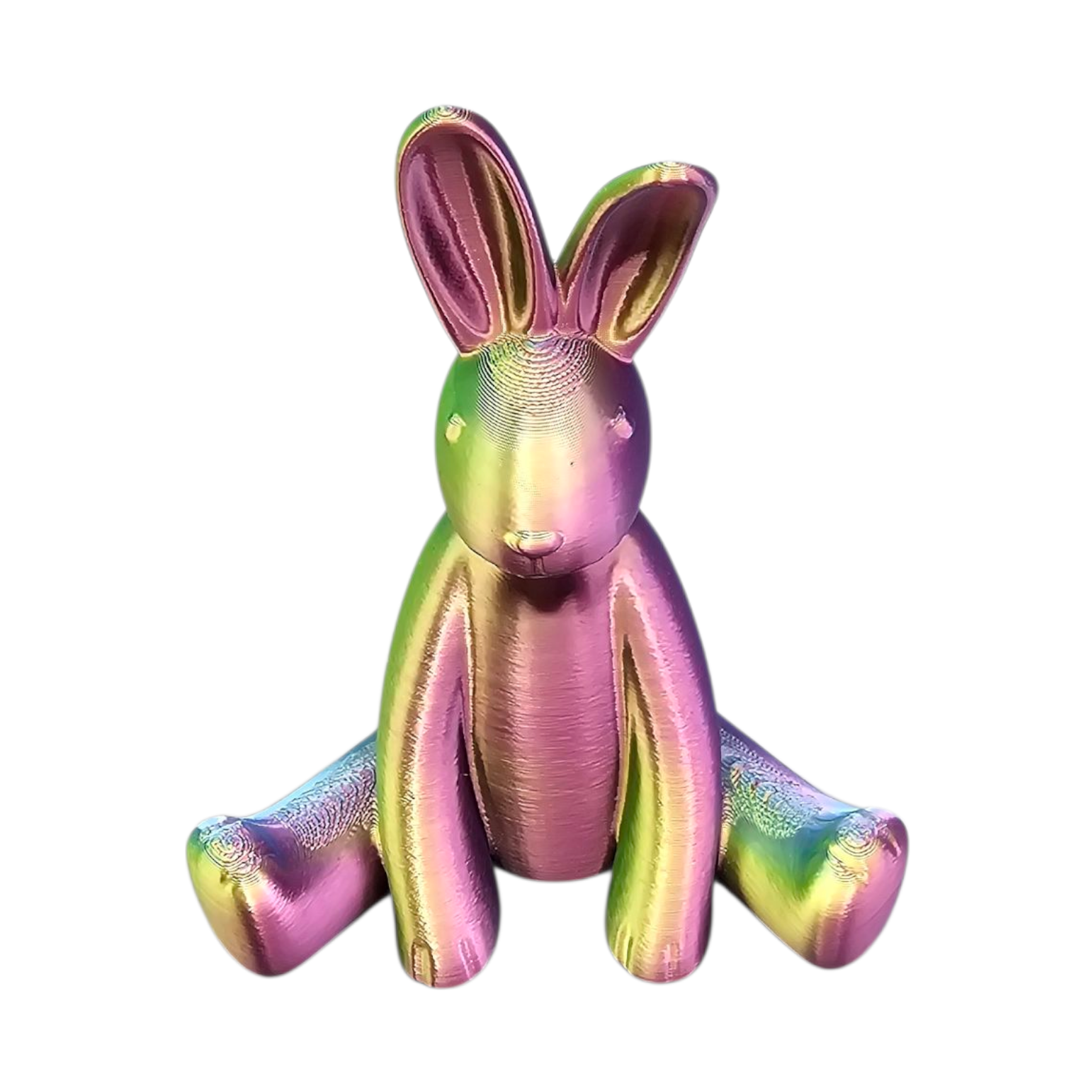 Een iriserend konijnenbeeldje dat zit met de poten gespreid, in paarse en groene tinten.