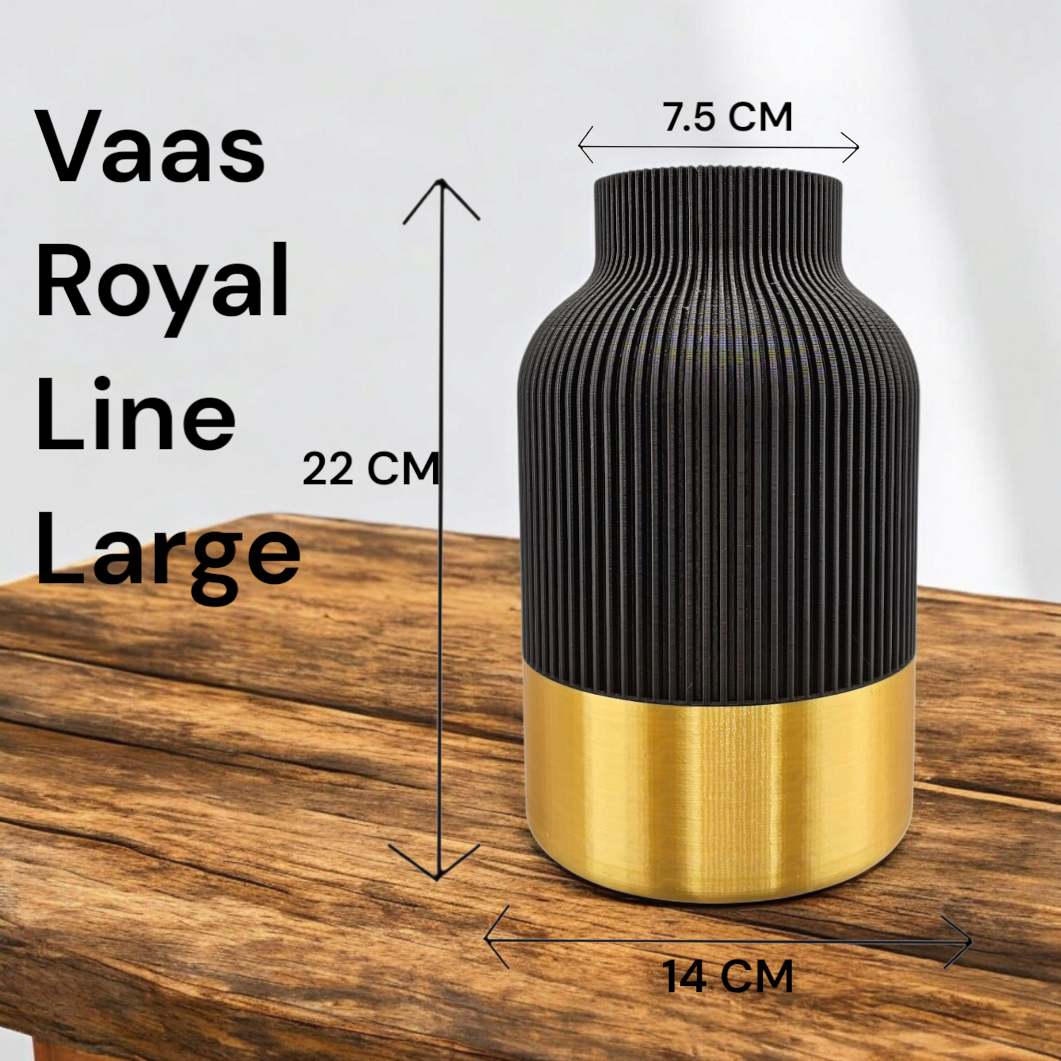 Zwarte en gouden vaas met verticale ribbels op een houten tafel, met het opschrift "Vaas Royal Line Large". Afmetingen: 22 cm hoog, 7,5 cm opening, 14 cm voet.
