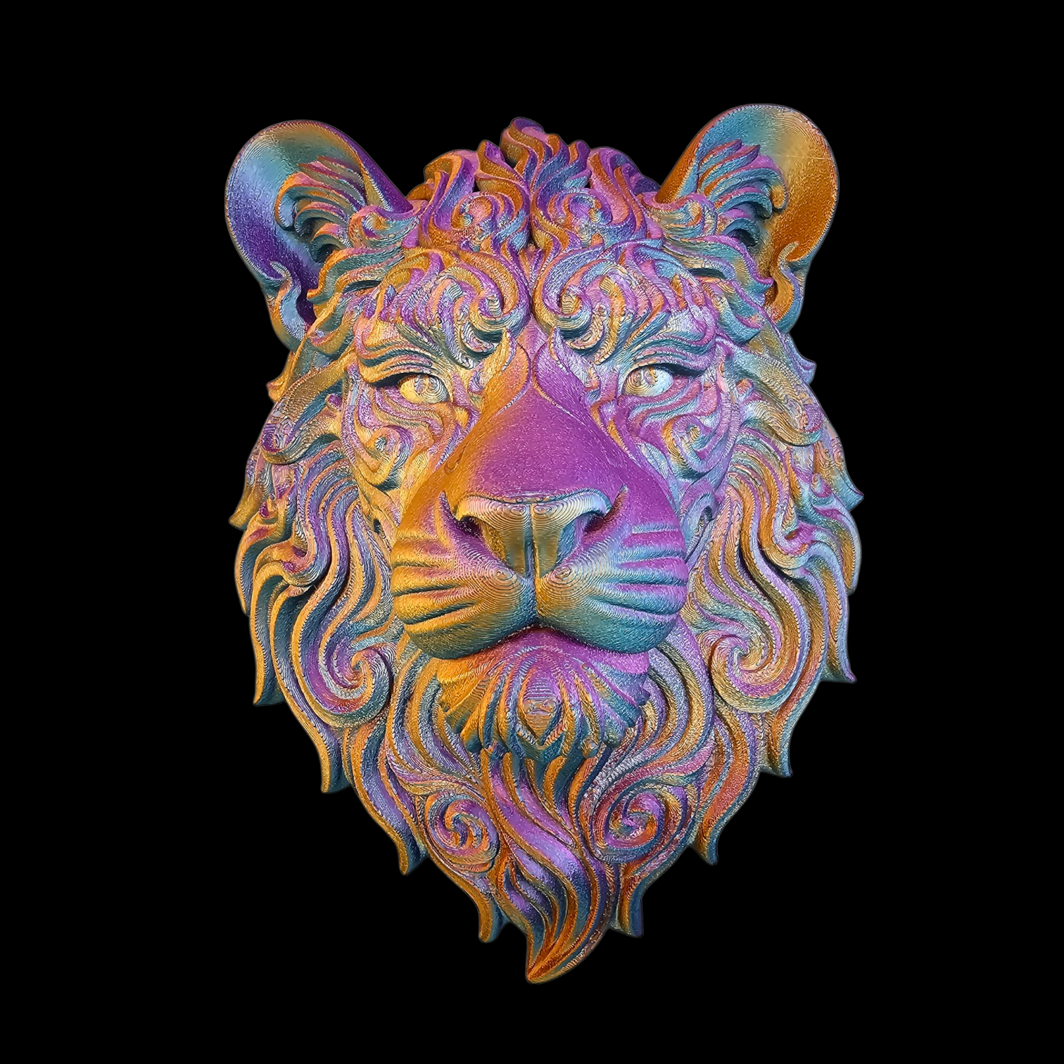 Beeldhouwerk van een leeuwenkop met een kleurrijke, iriserende textuur tegen een zwarte achtergrond.