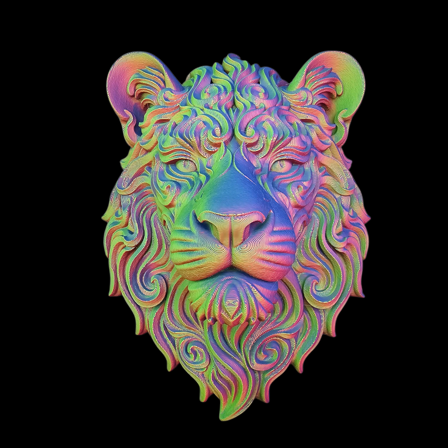 Beeldhouwerk van een leeuwenkop met een kleurrijke, iriserende textuur tegen een zwarte achtergrond.