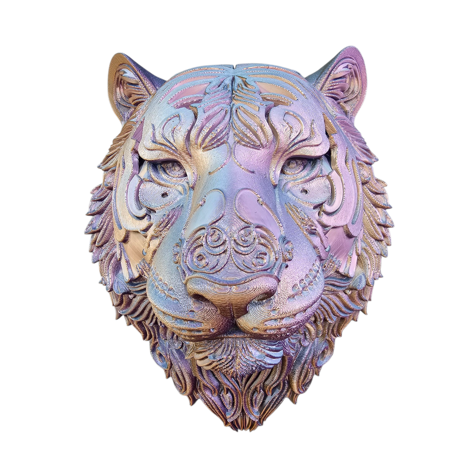 Een iriserende tijgerkopsculptuur met sierlijk gesneden details.