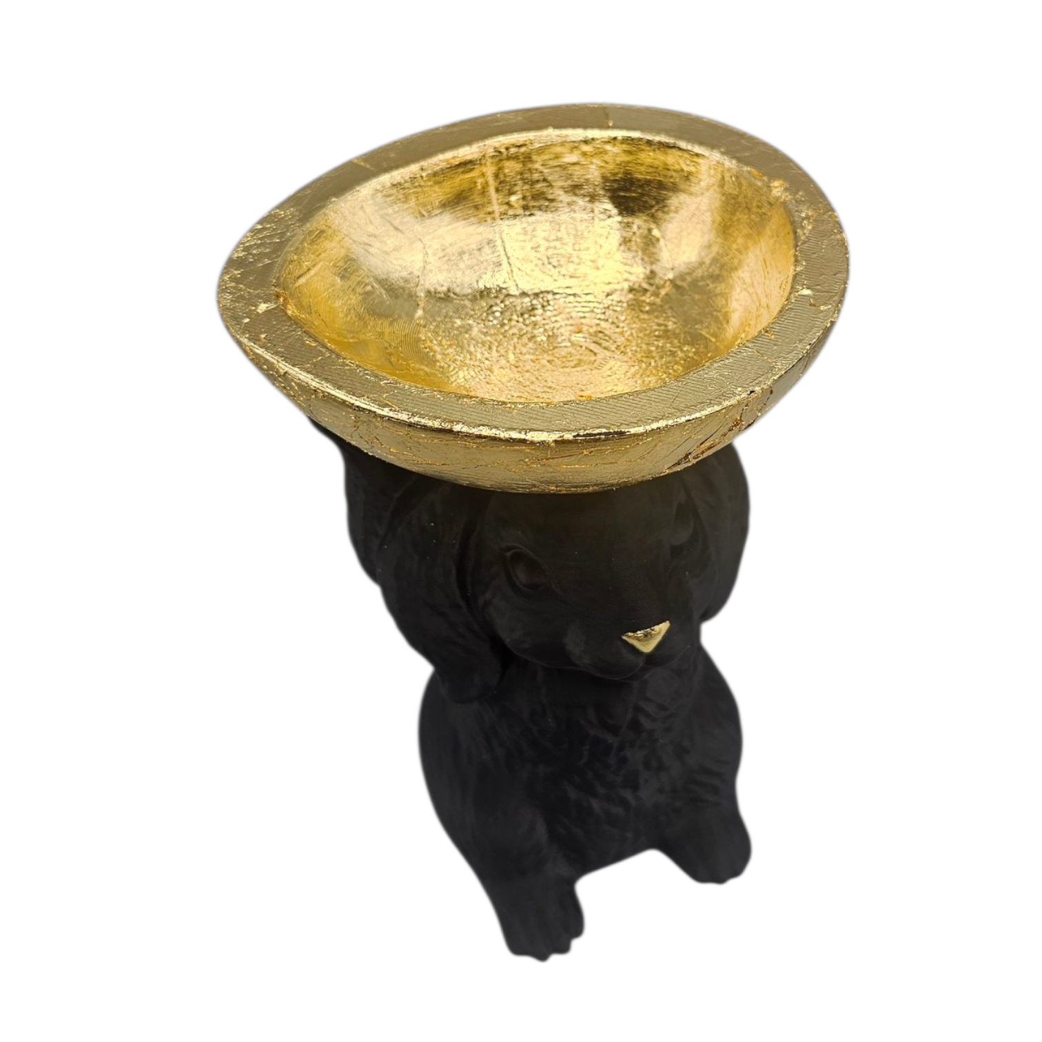 Een zwart konijnenbeeldje met een gouden kom, waarschijnlijk gebruikt als decoratie.