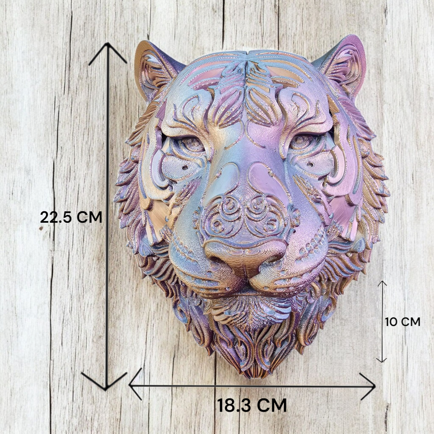 Een kleurrijke, iriserende tijgerkopsculptuur met sierlijk gesneden details tegen een zwarte achtergrond.