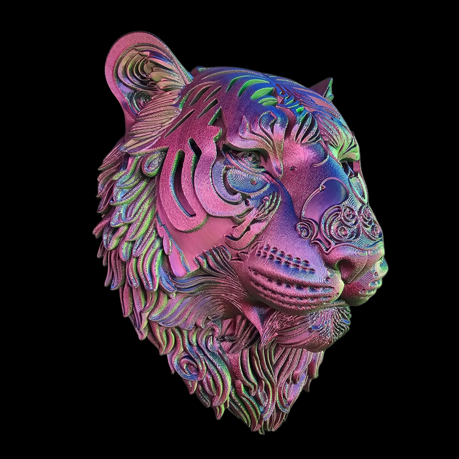 Een kleurrijke, iriserende tijgerkopsculptuur met sierlijk gesneden details tegen een zwarte achtergrond.