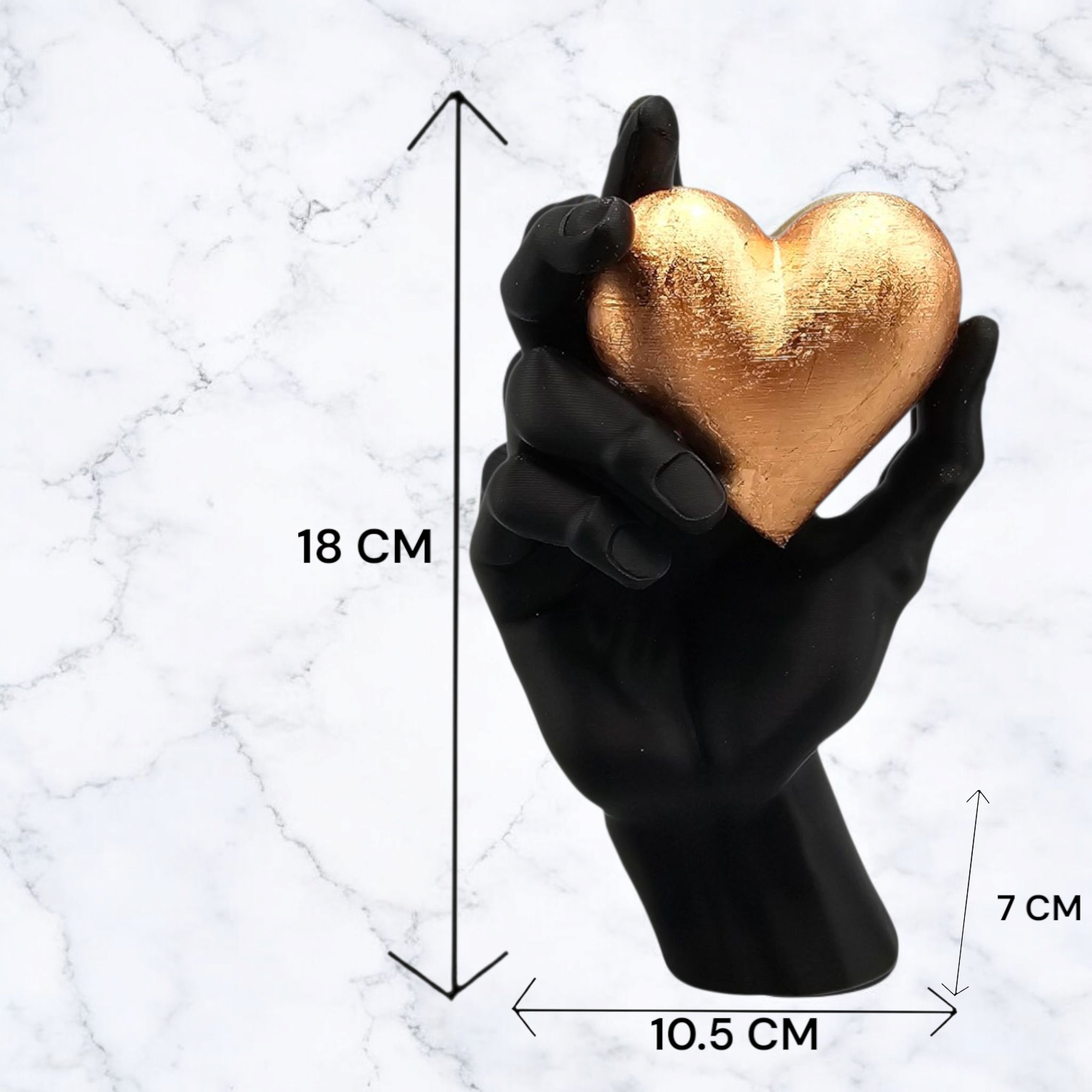 Een woonkamerscène met een salontafel waarop een vaas, kaarsen en een hartvormig voorwerp staan.