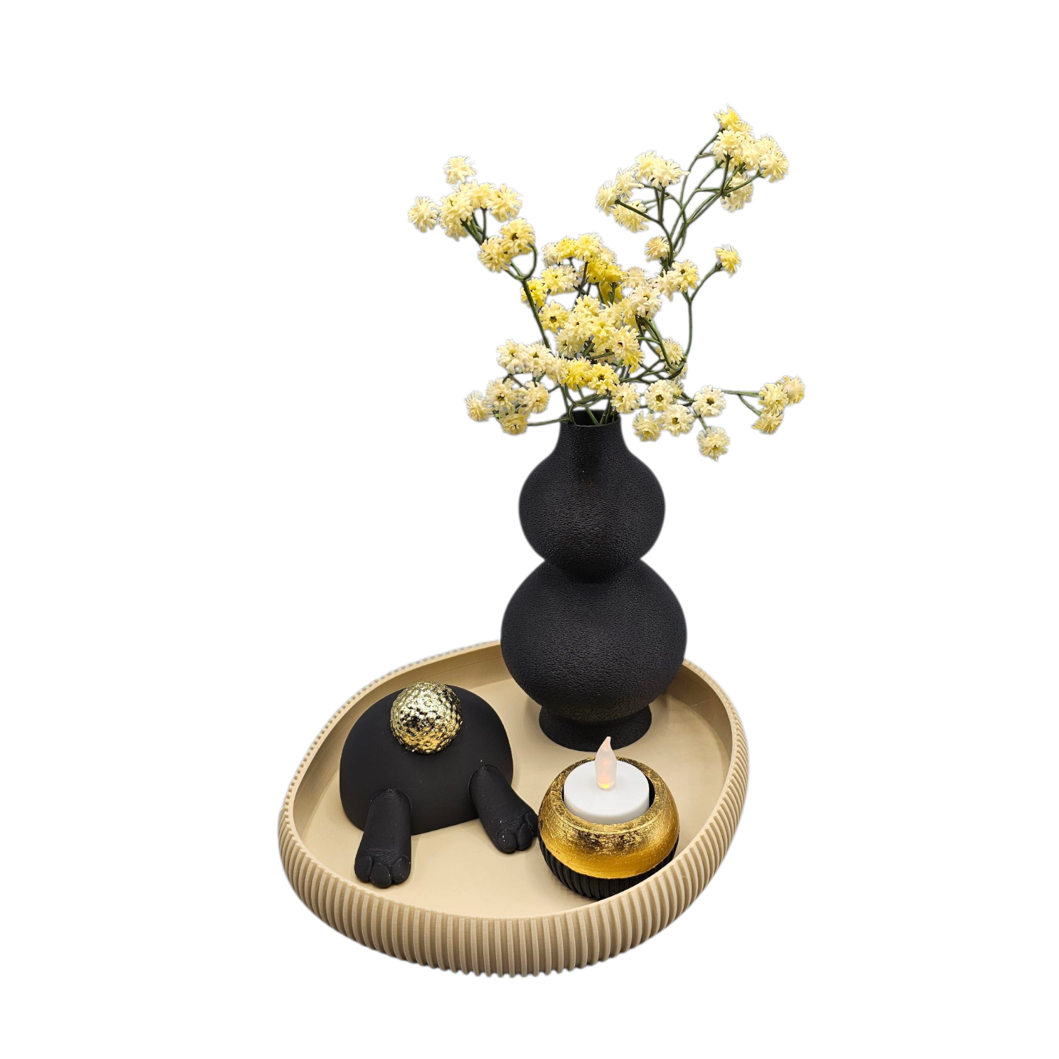 Paastafeldecoratie met een zwarte vaas gevuld met gele bloemen, een beeldje van een konijnenkontje en een kaars op een rond dienblad.