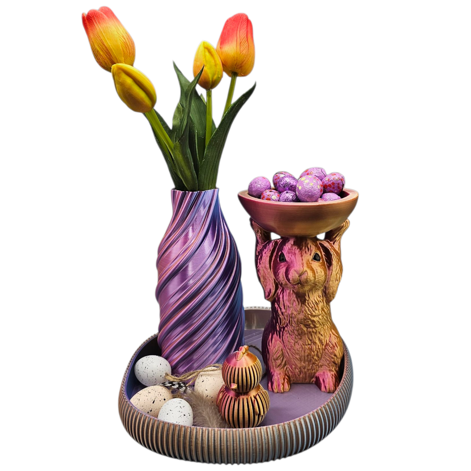 Paasdecoratie op een houten tafel met een paarse vaas met tulpen, een konijntje met een kommetje en kleine eieren.