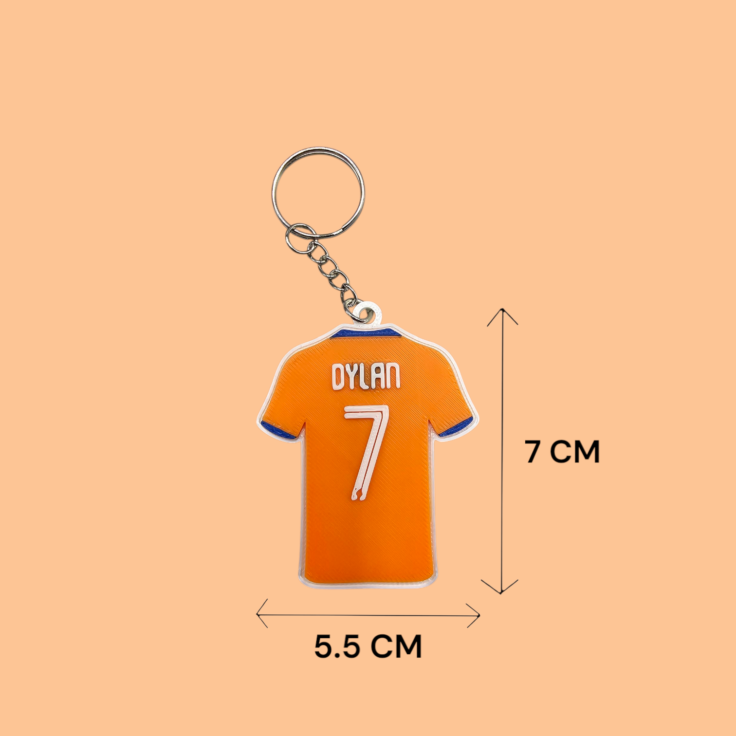 Een oranje sleutelhanger in de vorm van een sportshirt met de naam 
