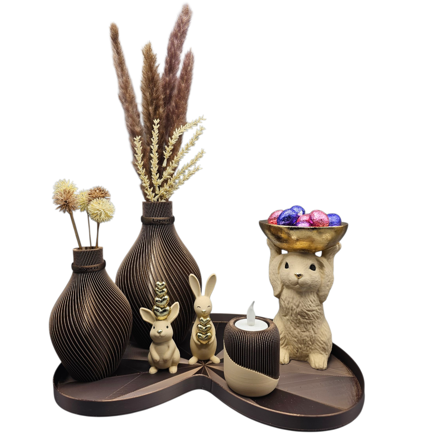 Een decoratief tafelstuk met vazen, konijnenbeeldjes en een schaal op een donker dienblad op een witte marmeren salontafel.