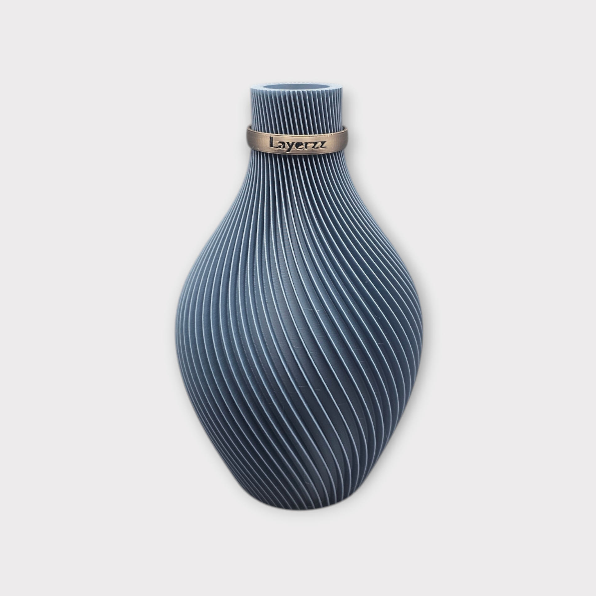 Donkerblauwe vaas met spiraalvormig ribbelpatroon en een rand met het Layers-logo.