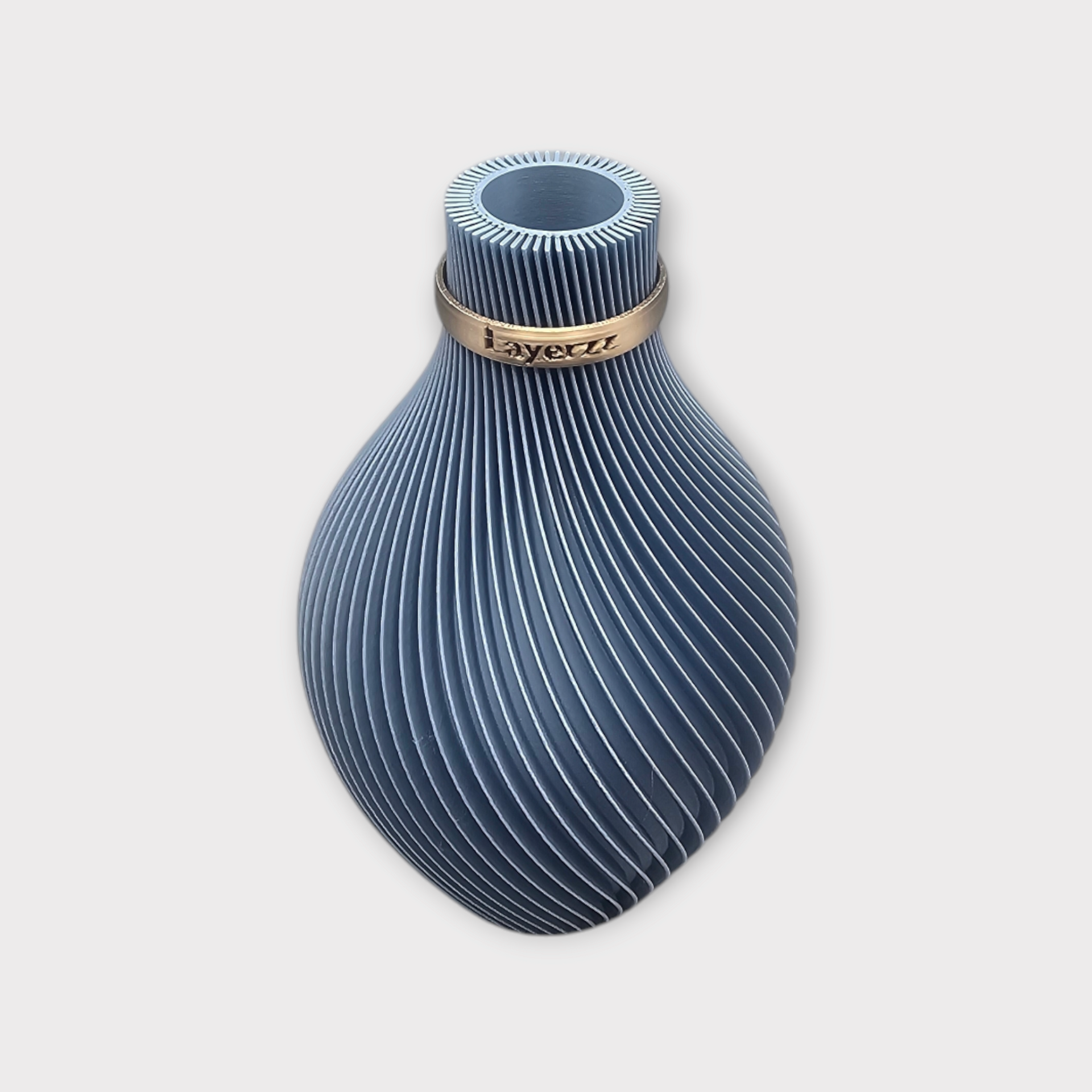 Donkerblauwe vaas met spiraalvormig ribbelpatroon en een rand met het Layers-logo.